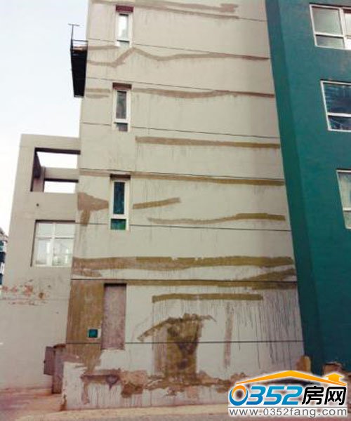 沈陽某小區現“斑馬樓”