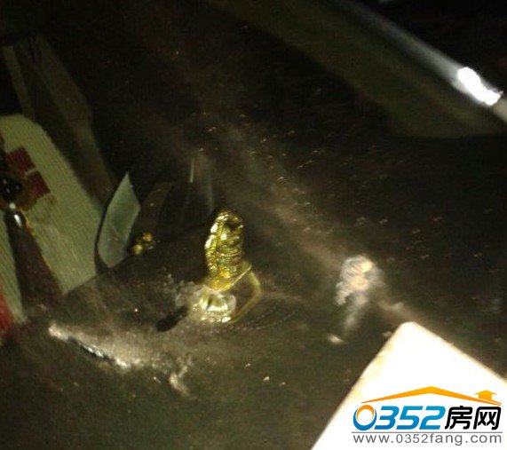 被砸車輛前擋風玻璃處有明顯砸痕