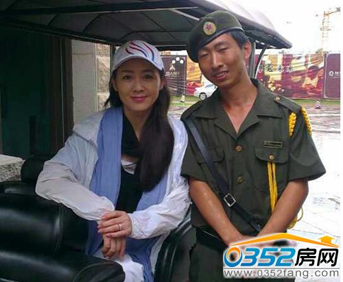 李琳與恒大綠洲服務人員合影