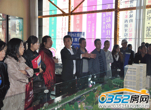 奕城名都置業(yè)顧問(wèn)向顧客介紹詳情