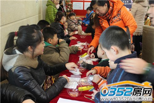 圣誕水晶球創意區讓孩子跟父母度過美好歡樂時光