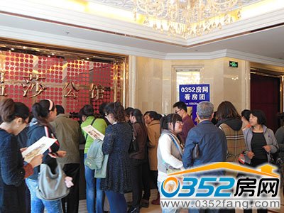 置業者在咨詢售樓信息