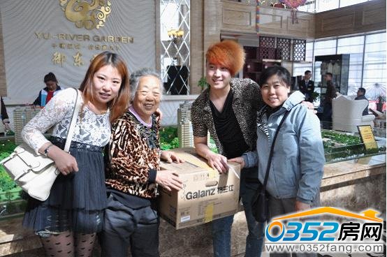 抽取格蘭仕光波爐大獎(jiǎng)的客戶(hù)