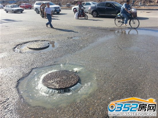 2日下午17:50井蓋依舊“吐水”景象
