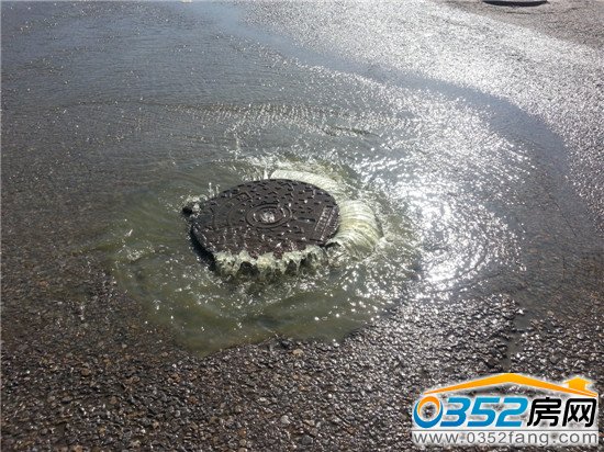 3日早上7:40井蓋依舊“吐水”