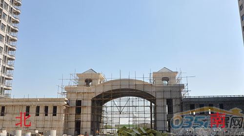 東門北側商鋪已完成外圍裝修,南側商鋪即將展開外立面大理石覆蓋