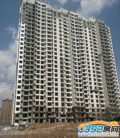 財富官邸一期正在進行外立面粉刷