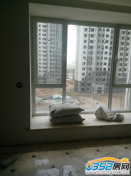 財富官邸一期4號樓5層樣板間正在加緊裝修