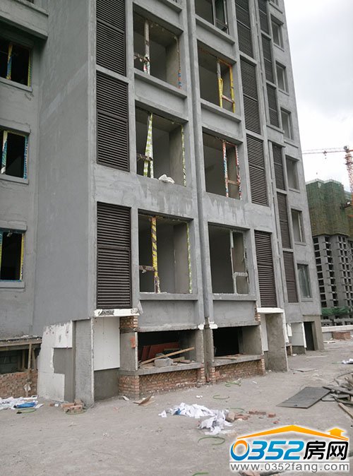 為提升建筑美感安裝空調機合頁,確保整潔