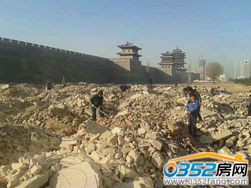 碎磚爛瓦與嚴整城墻鮮明對比