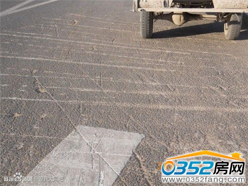 四牌樓附近道路路面被施工車輛嚴重損壞