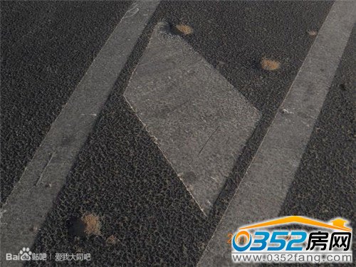 原本平整的路面千瘡百孔