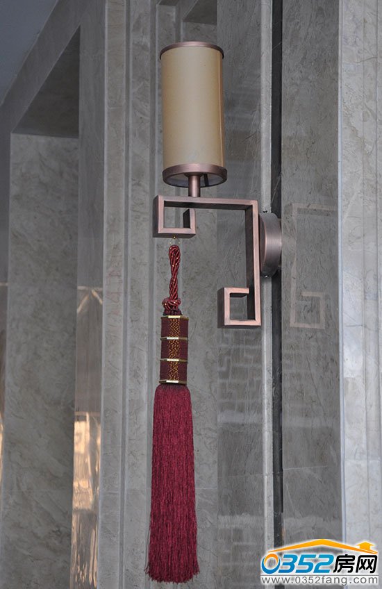 古樸而精致的燈飾裝點奢華氣息