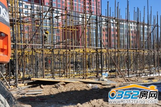 鴻晟廣場(chǎng) 鴻晟廣場(chǎng)工地工人正在綁一層鋼筋架