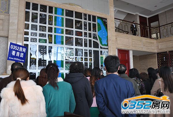0352房網(wǎng)看房團(tuán)網(wǎng)友認(rèn)真聽取置業(yè)顧問講解