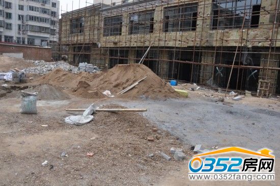 中央美域 中央美域6#樓商商鋪正在貼外墻瓷磚