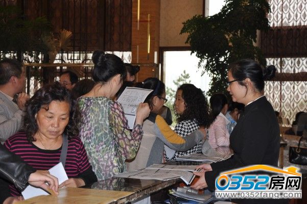 0352房網網友正在拿東方名城戶型圖