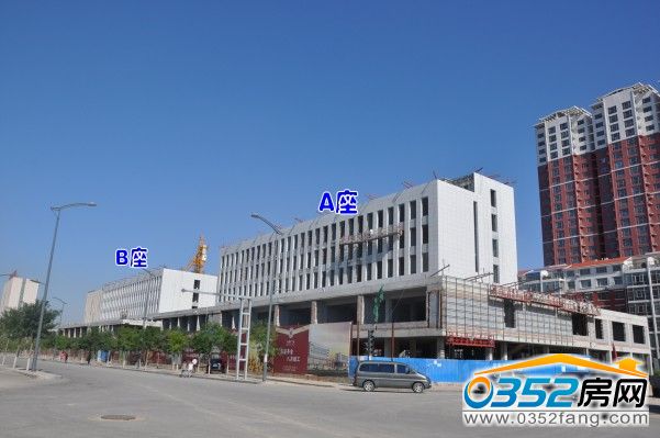 鴻晟廣場兩棟建筑正在貼外墻體瓷磚(2014.8.7)