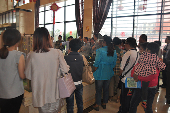 月星國際家居廣場置業顧問向0352房網網友介紹項目沙盤