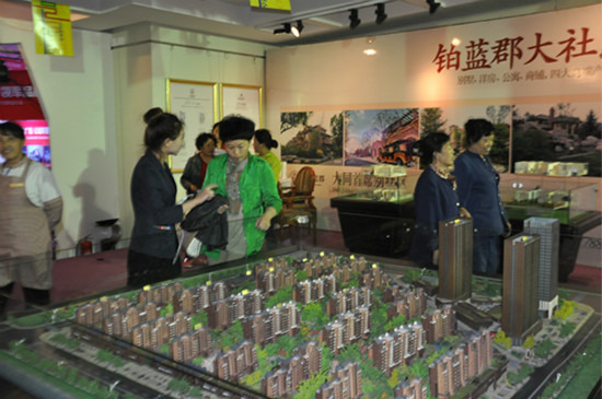 鉑藍郡置業顧問向客戶介紹樓盤信息