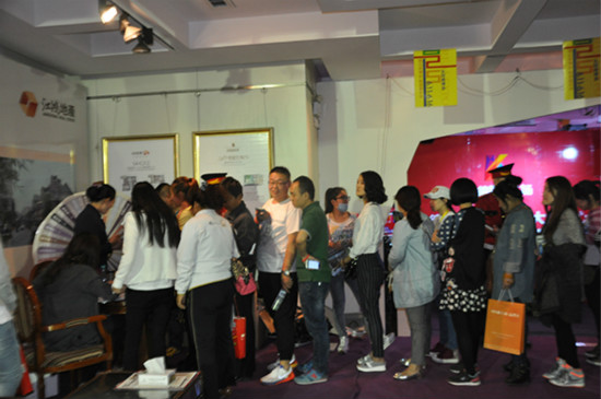 江鴻·鉑藍郡房博會現場人山人海