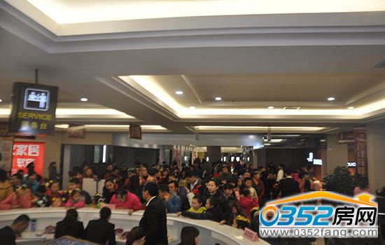 01153014ee2e42c6174485.jpg 排隊領取.jpg