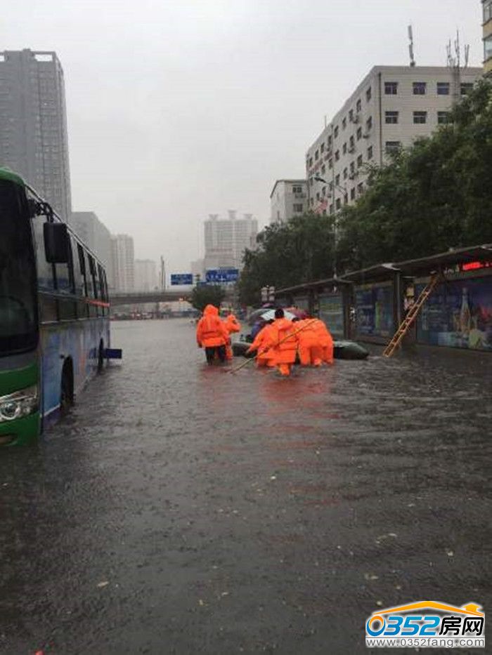 1914574315e4fc6d109468.jpg 暴雨下消防官兵營救.jpg