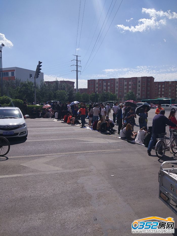 08170547d5075863267019.jpg 業主席地而坐.jpg