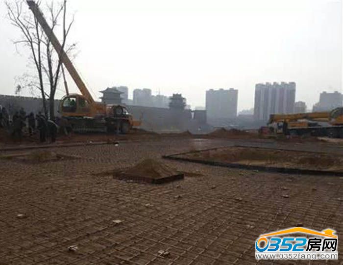 05113355820a224cf85192.jpg 原和平里小區(qū)的停車(chē)場(chǎng).jpg