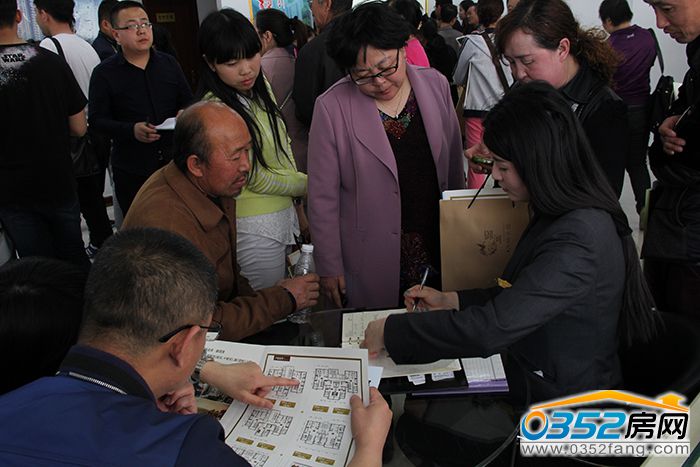 221956392489e34a837292.jpg 網(wǎng)友現(xiàn)場咨詢.JPG