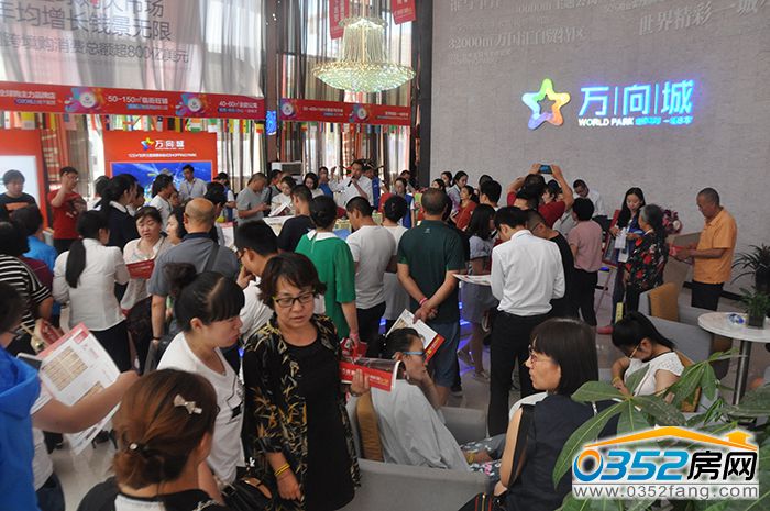 27174642db269dd1646094.jpg 網(wǎng)友參觀萬向城沙盤700.jpg